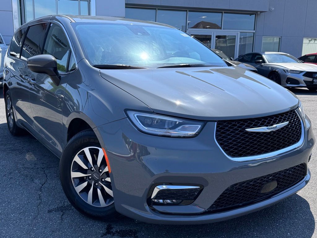 2023 Chrysler Pacifica Hybrid Touring L Hybrid's photo