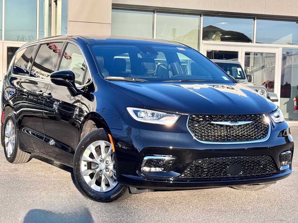 2026 Chrysler Pacifica Select AWD's photo