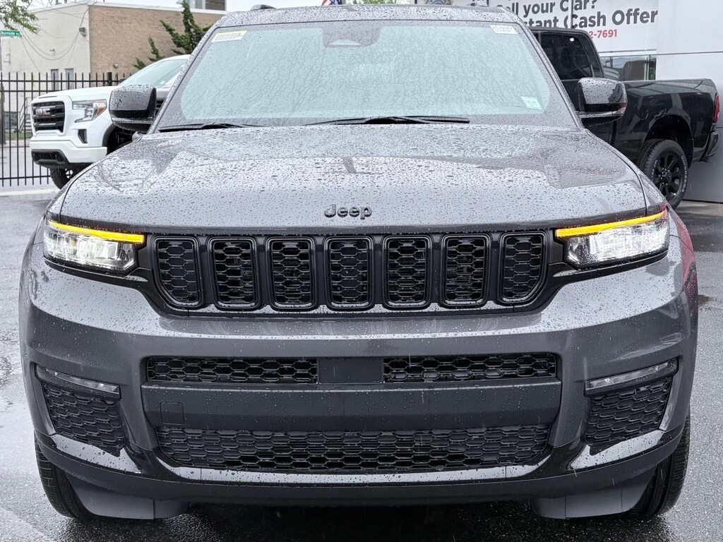 2025 Jeep Grand Cherokee Limited photo 2
