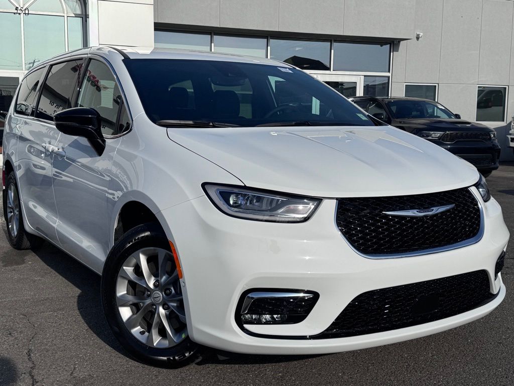 2026 Chrysler Pacifica Select AWD's photo