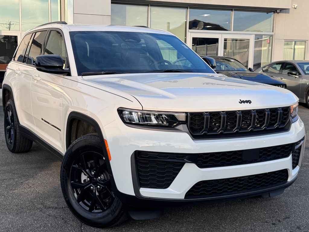 2026 Jeep Grand Cherokee Laredo Altitude's photo