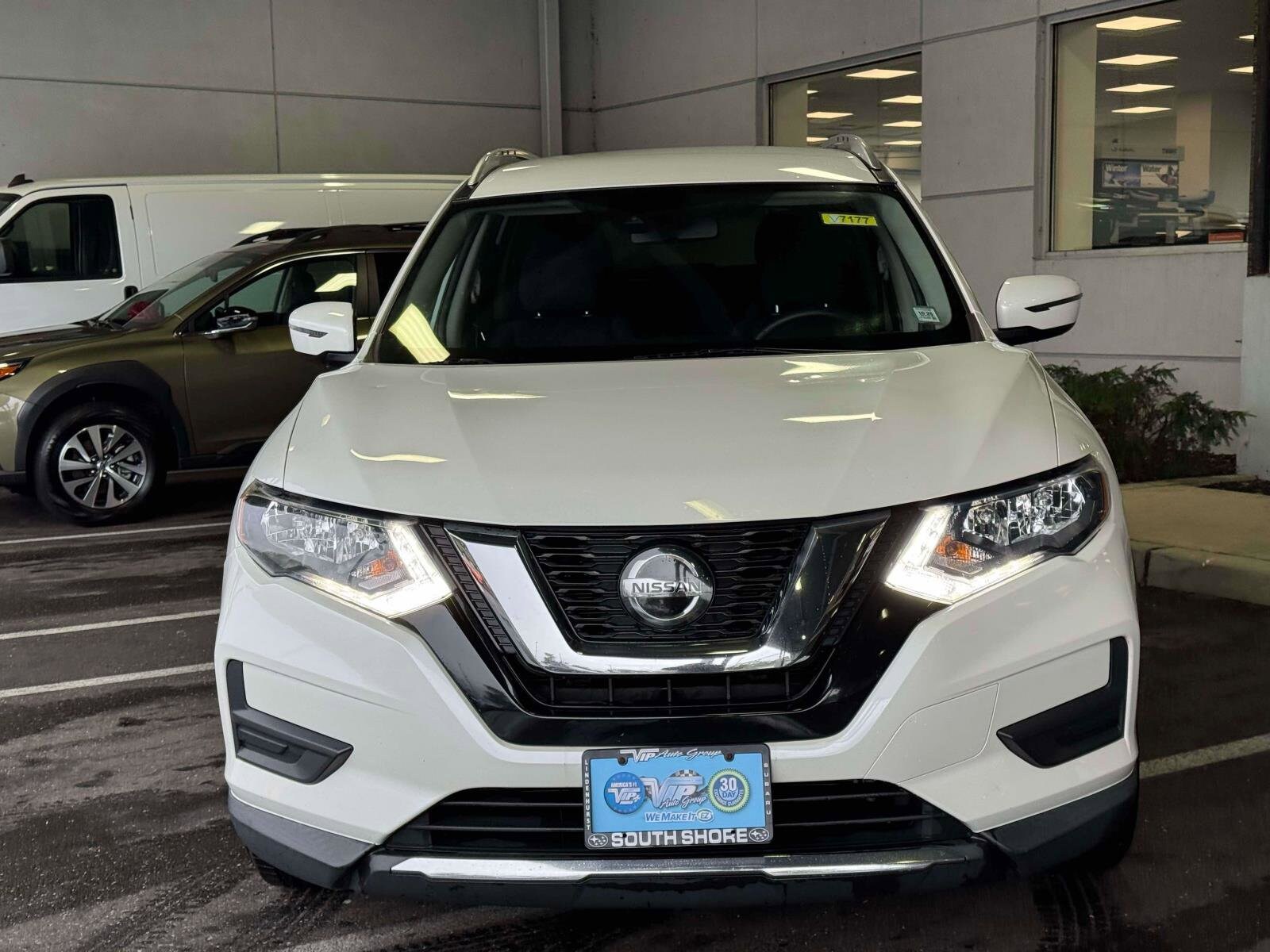 2019 Nissan Rogue SV photo 3