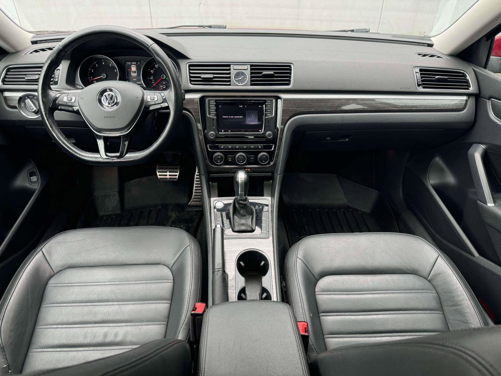 2017 Volkswagen Passat SEL Premium photo 2