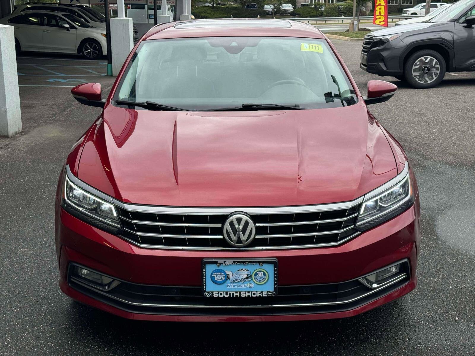 2017 Volkswagen Passat SEL Premium photo 3