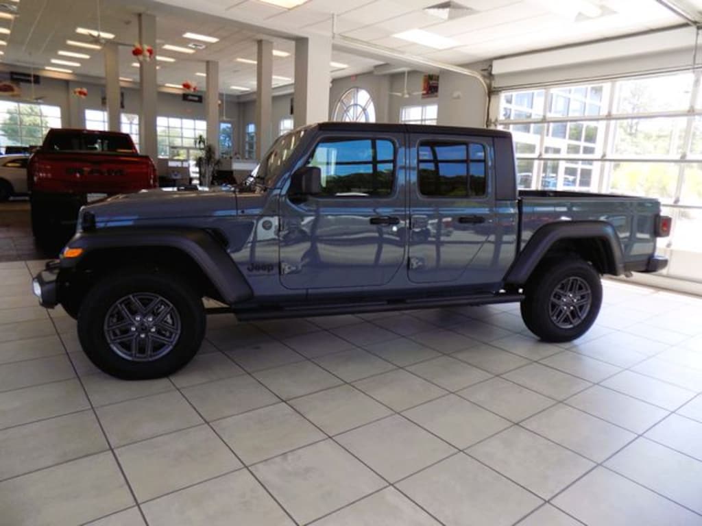 New 2025 Jeep Gladiator Sport S Pickup