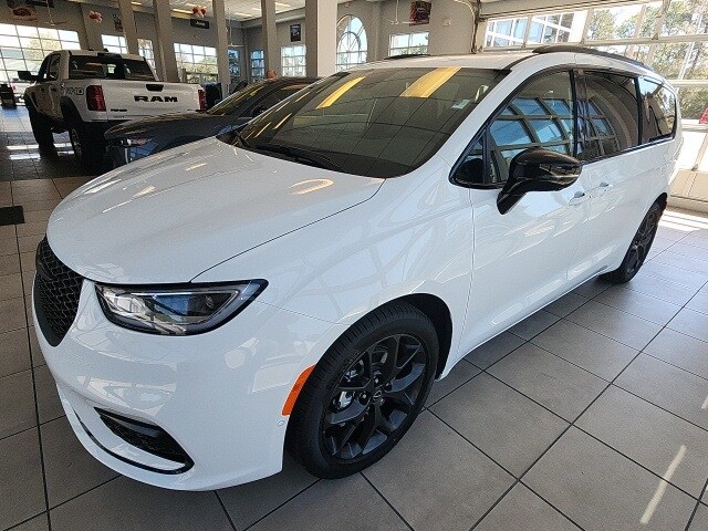 2025 Chrysler Pacifica Limited photo 3