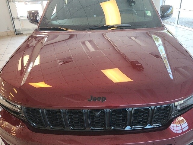 2025 Jeep Grand Cherokee Limited photo 2