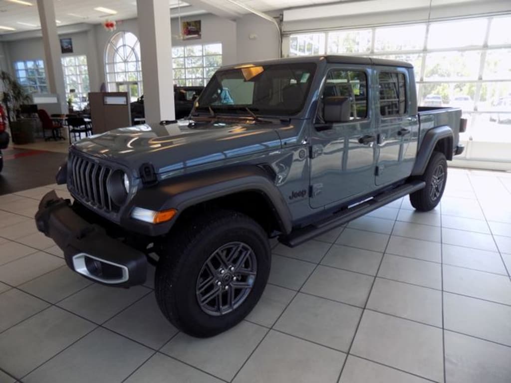 New 2025 Jeep Gladiator Sport S Pickup