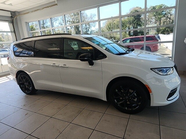 2025 Chrysler Pacifica Limited photo 2