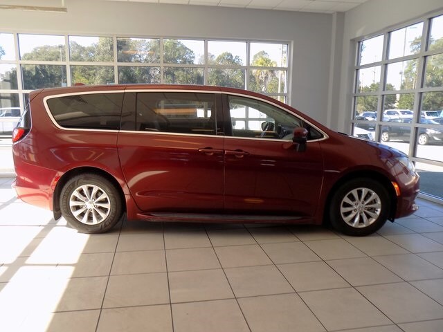 2017 Chrysler Pacifica Touring photo 3