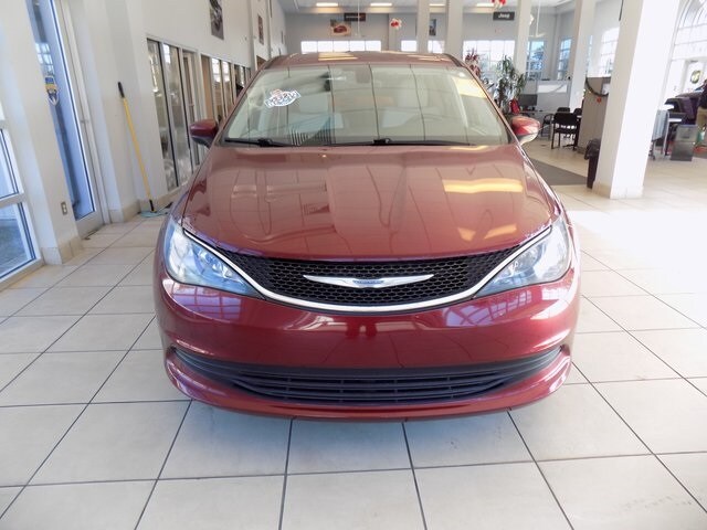 2017 Chrysler Pacifica Touring photo 2