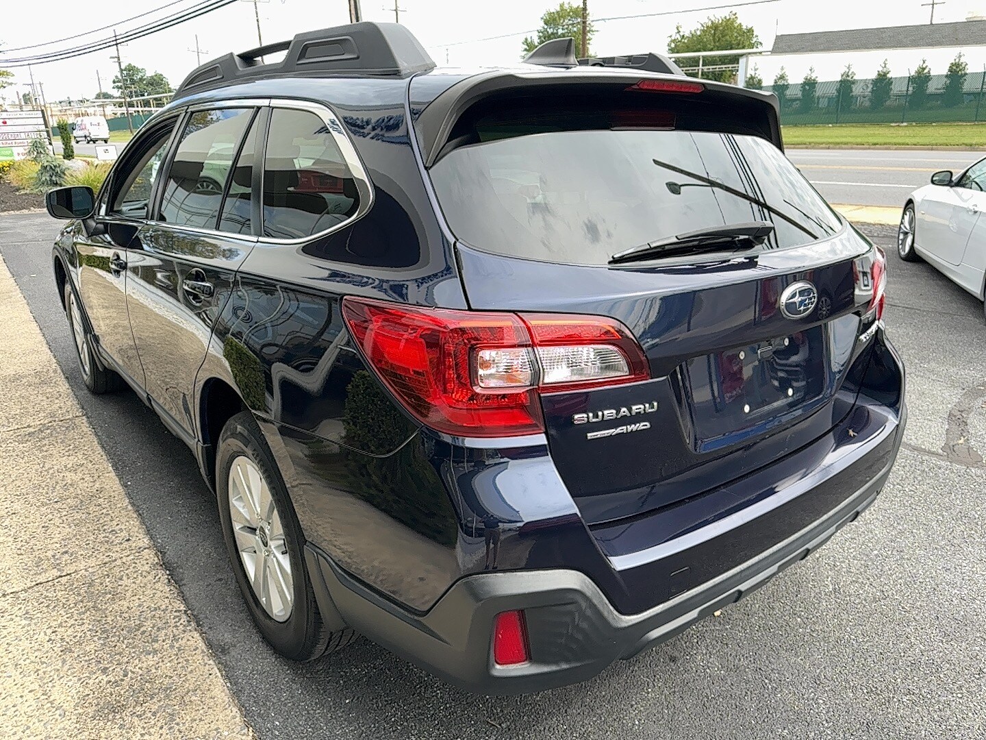 2018 Subaru Outback 2.5i Premium photo 3