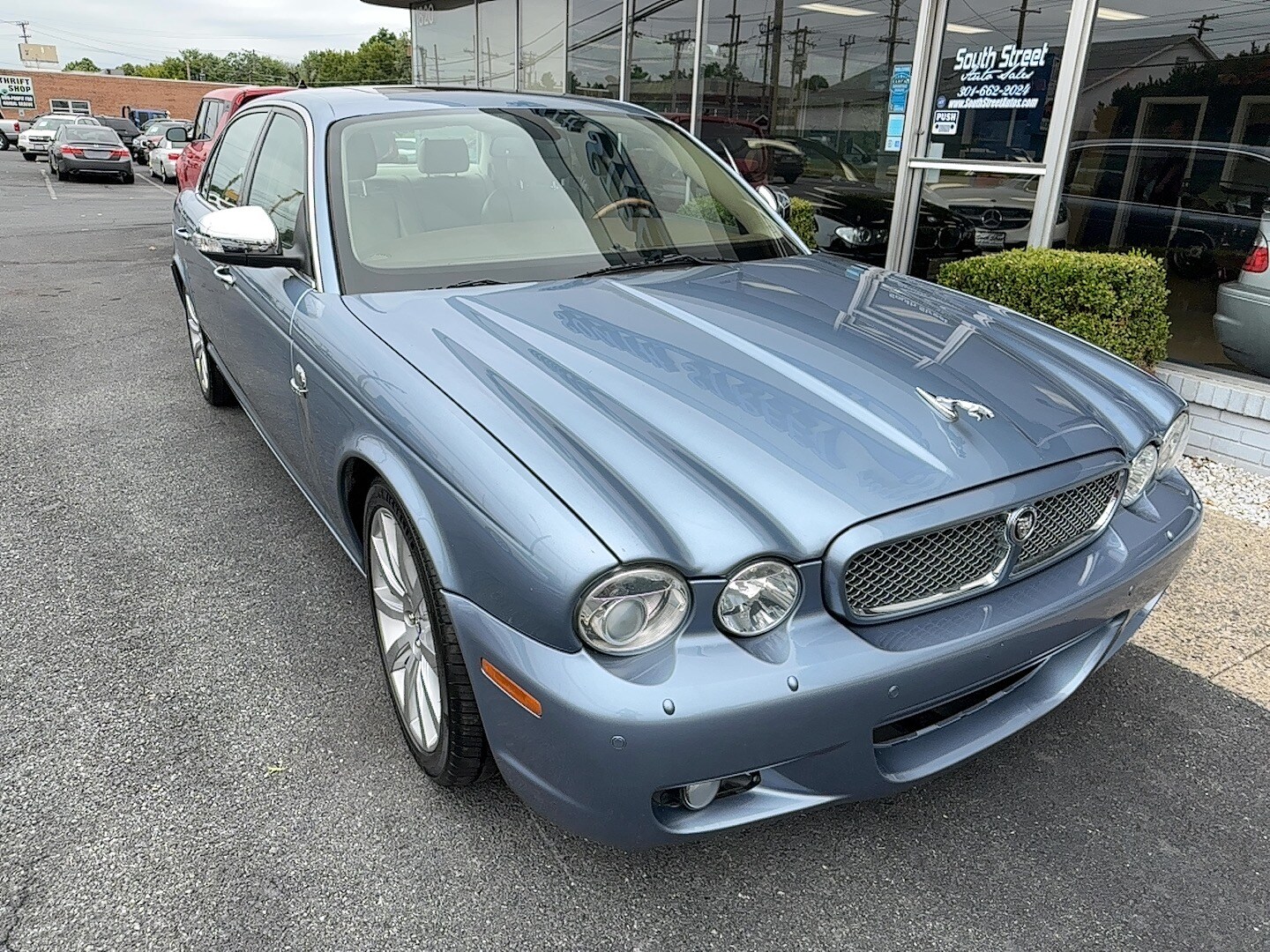 2009 Jaguar XJ Vanden Plas photo 2