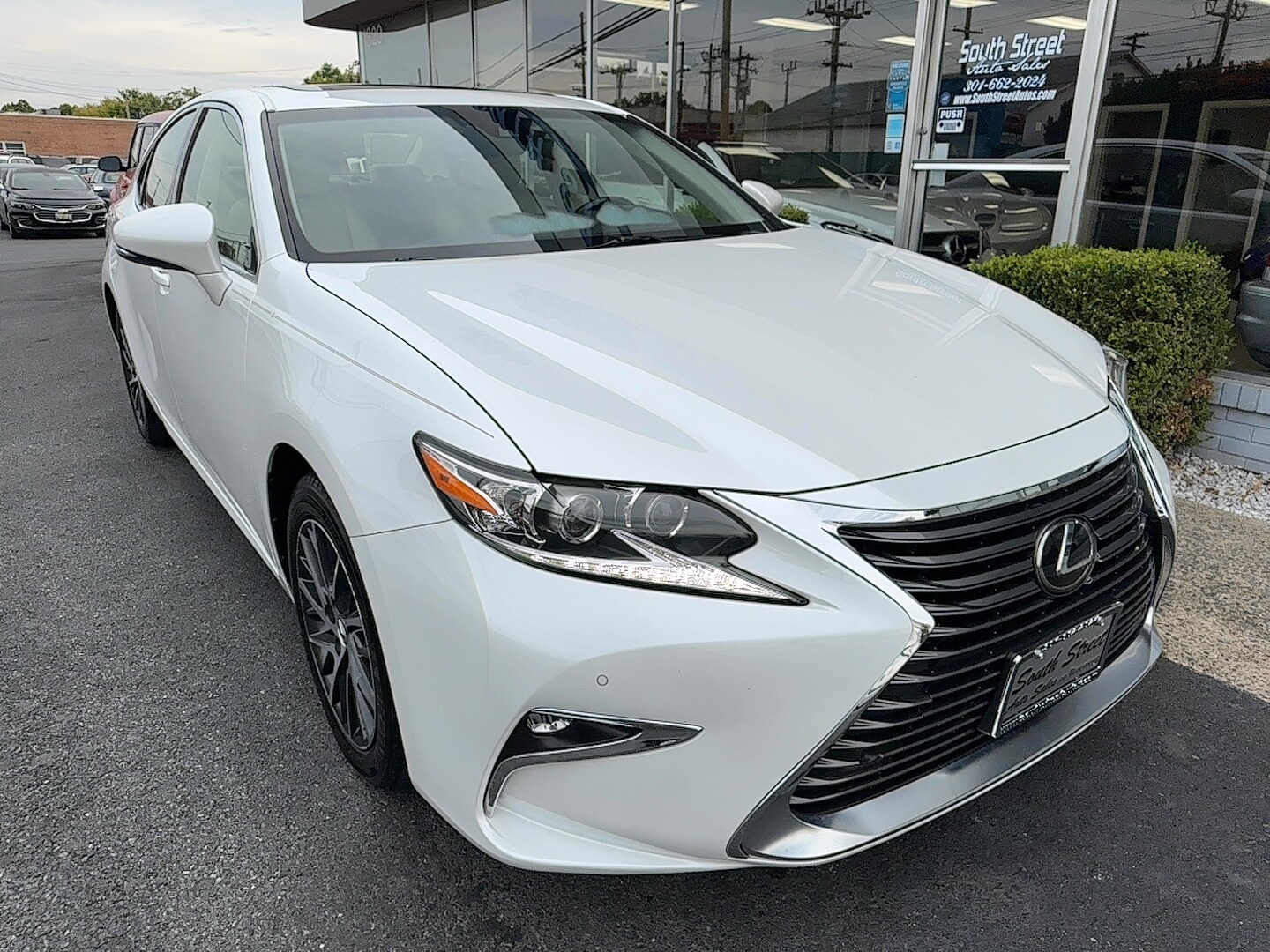 2016 Lexus ES 350 photo 2