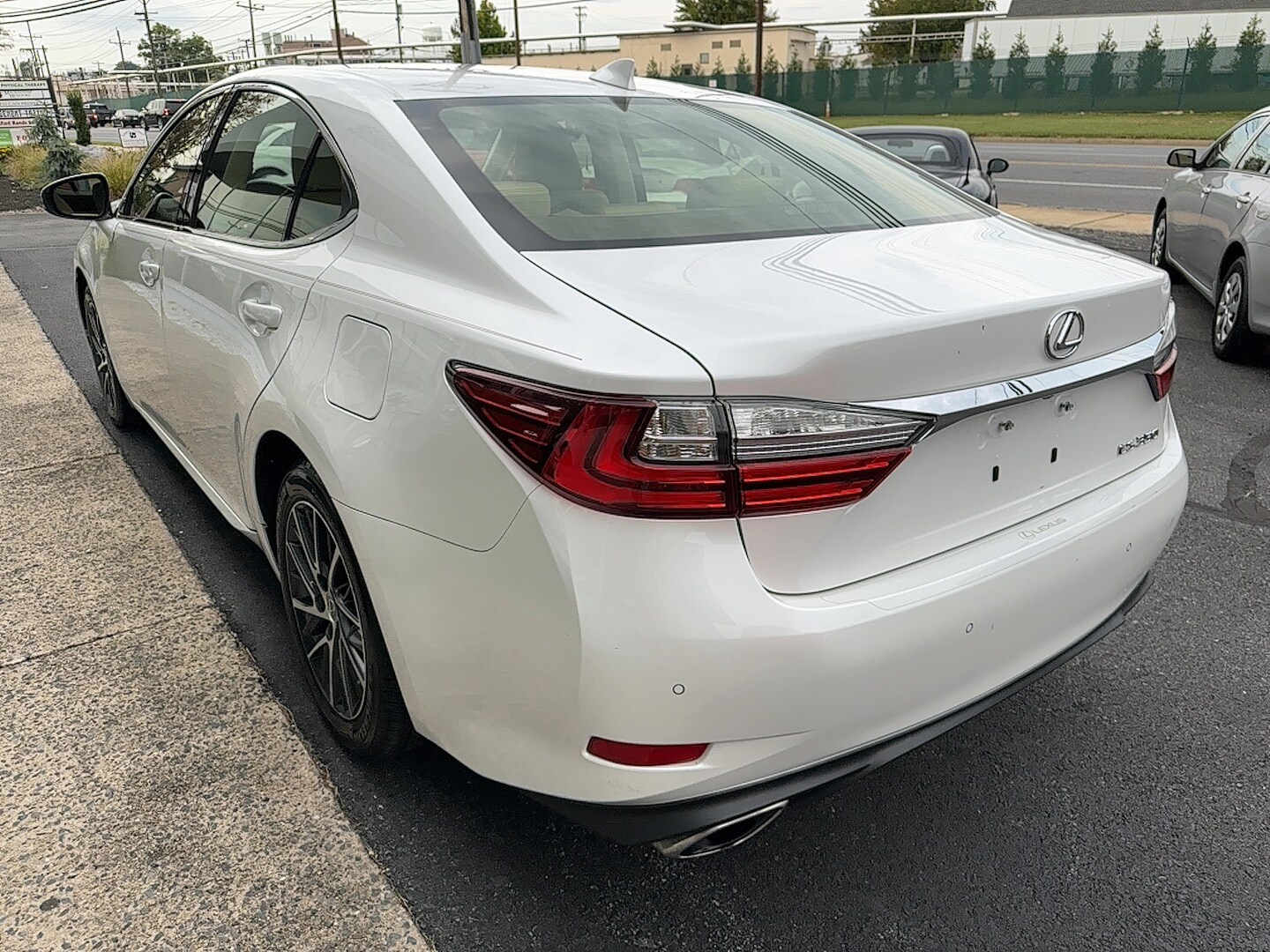 2016 Lexus ES 350 photo 4