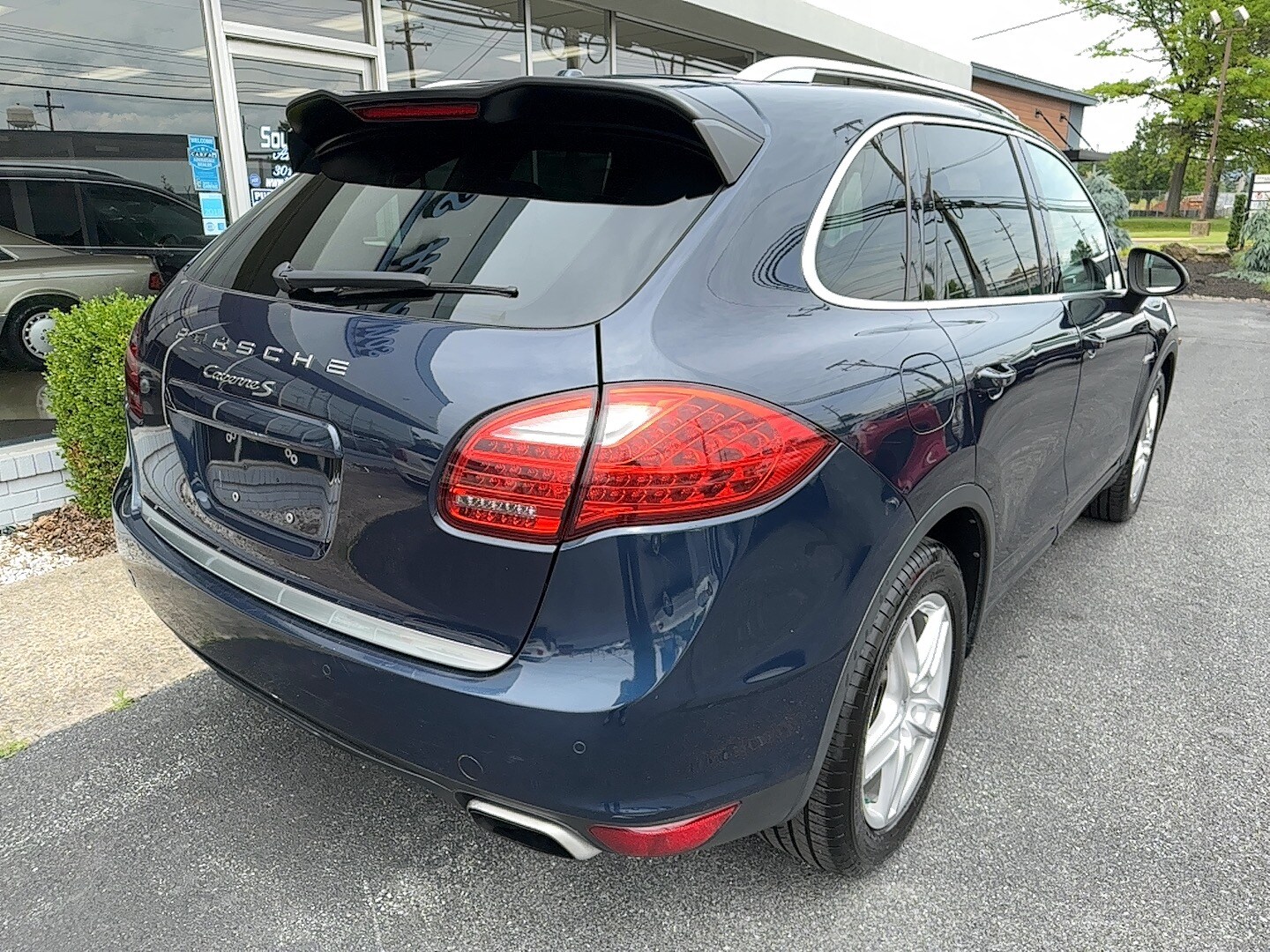 2011 Porsche Cayenne Hybrid S photo 2
