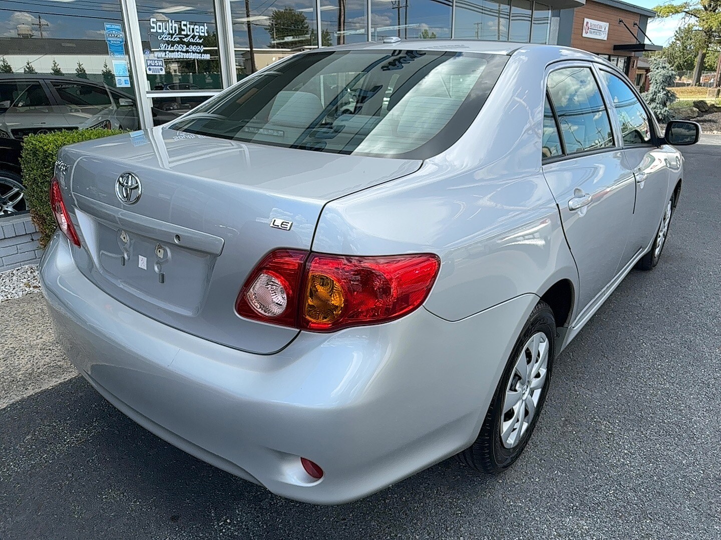 2010 Toyota Corolla LE photo 3