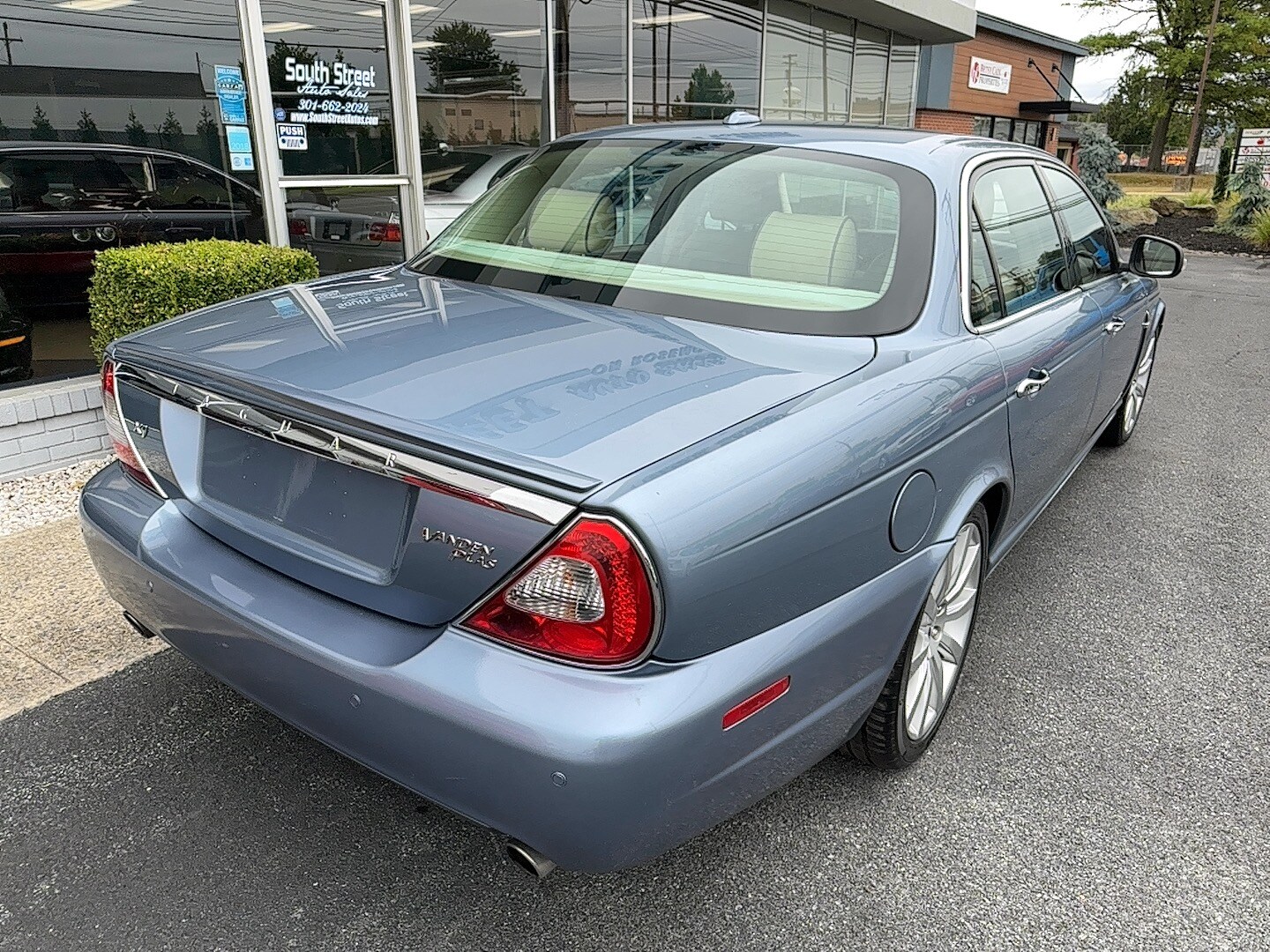 2009 Jaguar XJ Vanden Plas photo 4
