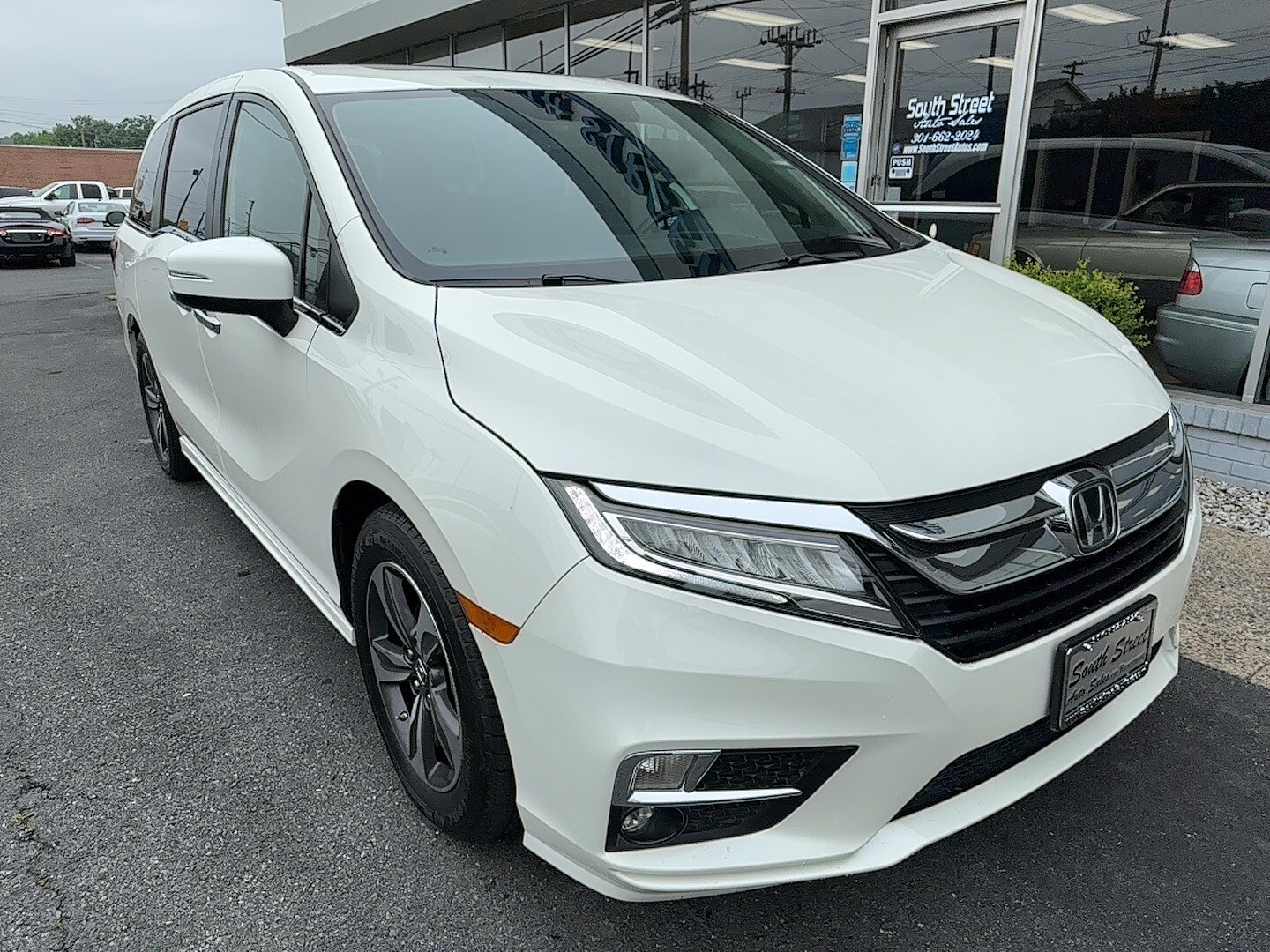 2018 Honda Odyssey Touring photo 2