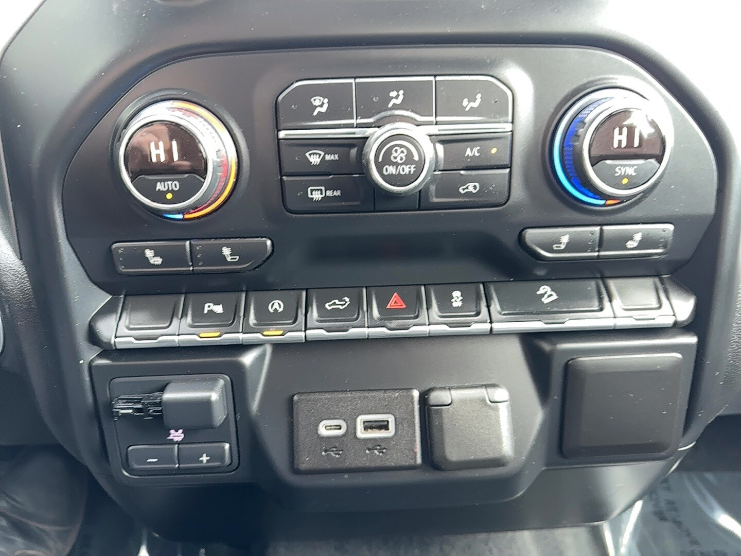 2019 Chevrolet Silverado 1500 RST - Photo 12