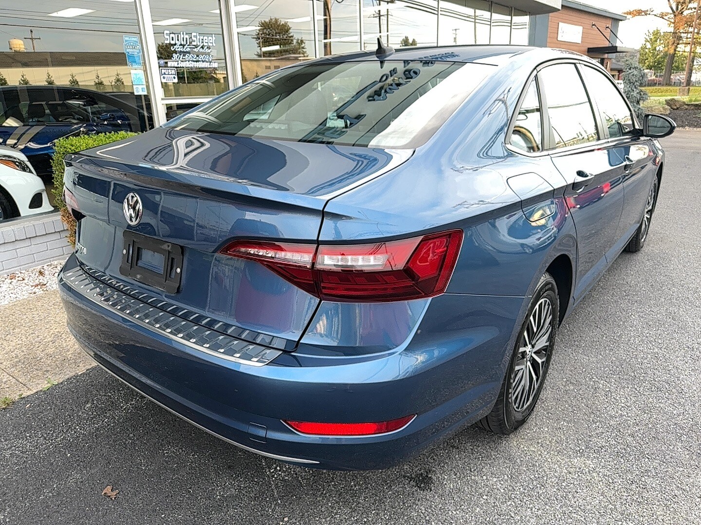2021 Volkswagen Jetta SE R-Line photo 2