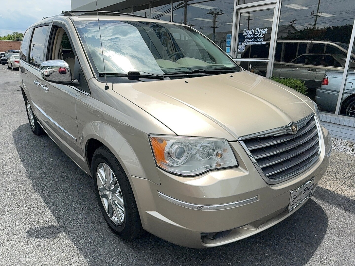 2008 Chrysler Town & Country Limited photo 2
