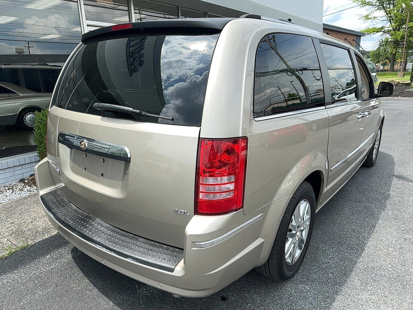 2008 Chrysler Town & Country Limited photo 3
