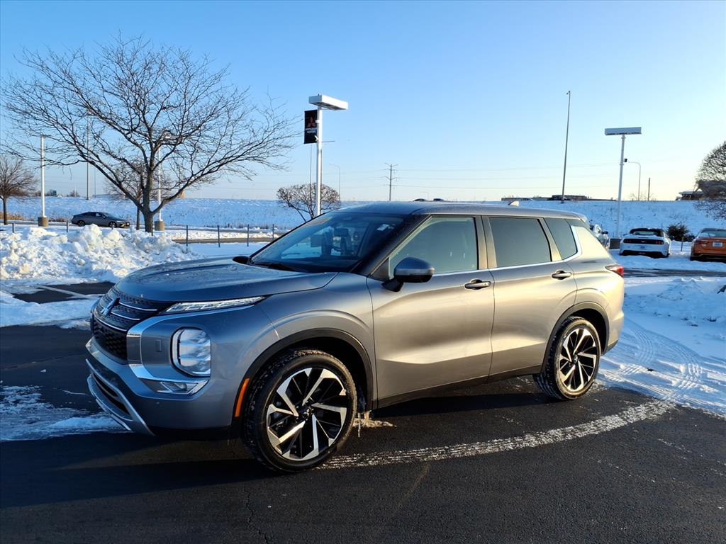 2024 Mitsubishi Outlander SE's photo