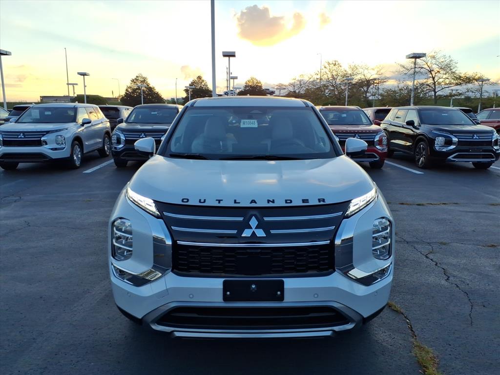 2025 Mitsubishi Outlander SE photo 2