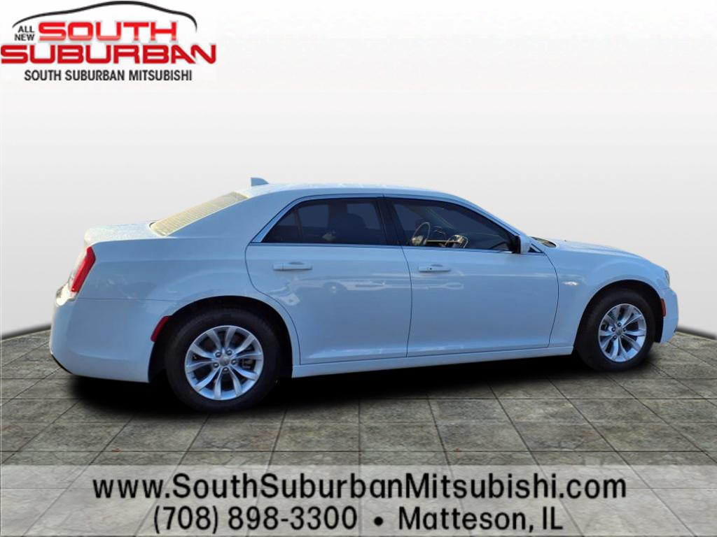 2022 Chrysler 300 Touring photo 4