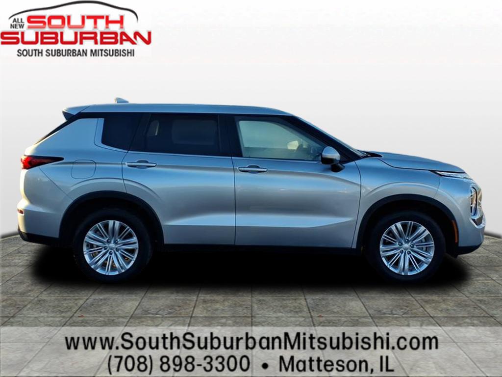 2024 Mitsubishi Outlander ES photo 4