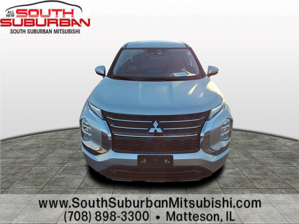 2024 Mitsubishi Outlander ES photo 2