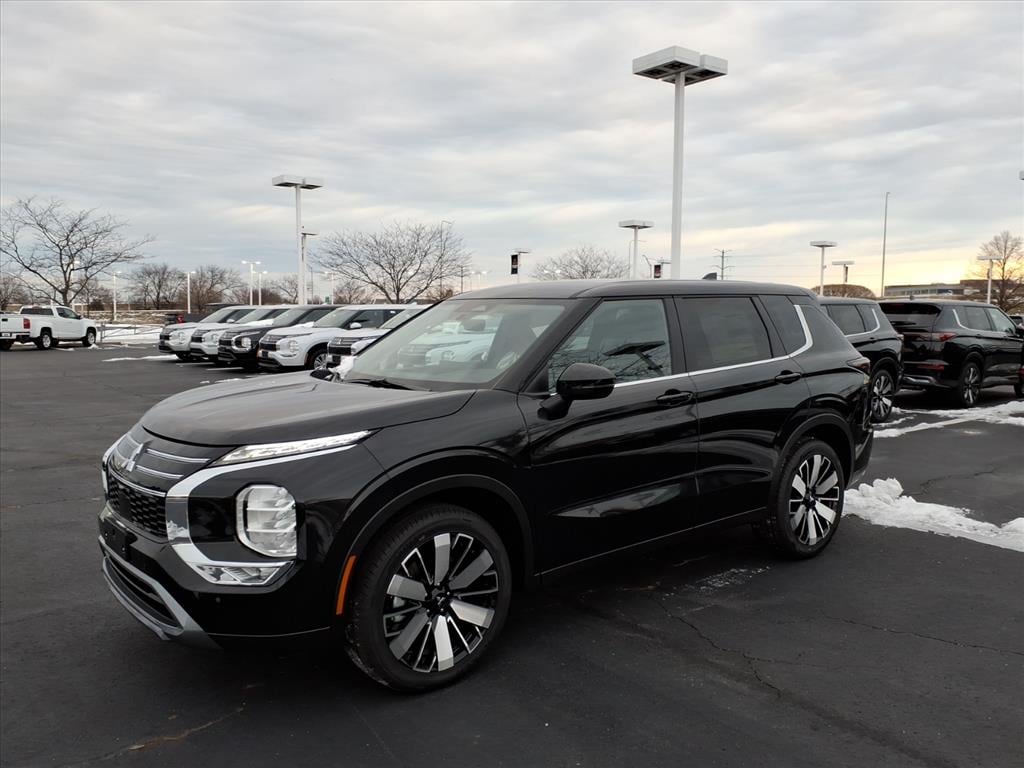 2025 Mitsubishi Outlander SE's photo