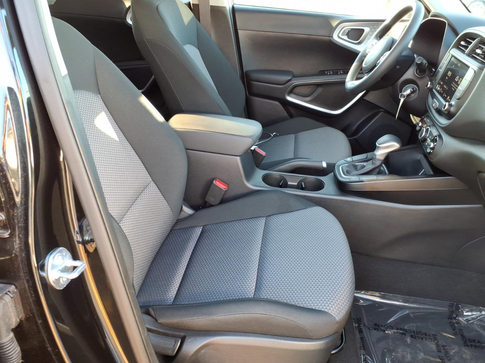2025 Kia Soul LX - Photo 19