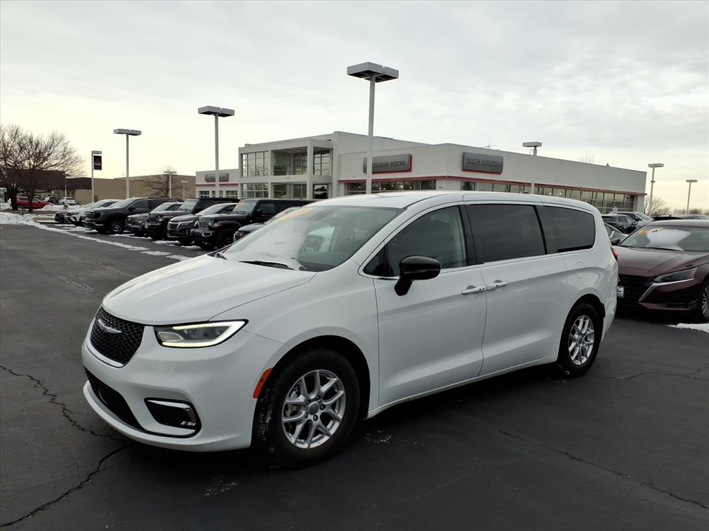 2024 Chrysler Pacifica Touring L's photo