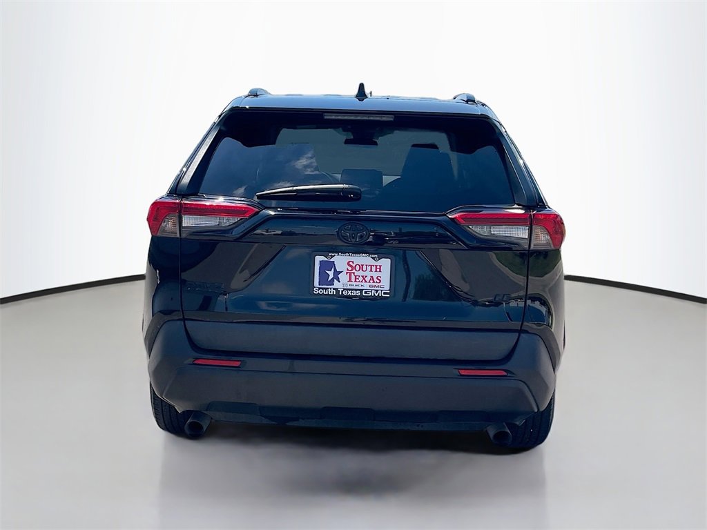 2021 Toyota RAV4 LE photo 3