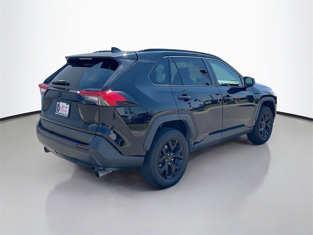 2021 Toyota RAV4 LE photo 4