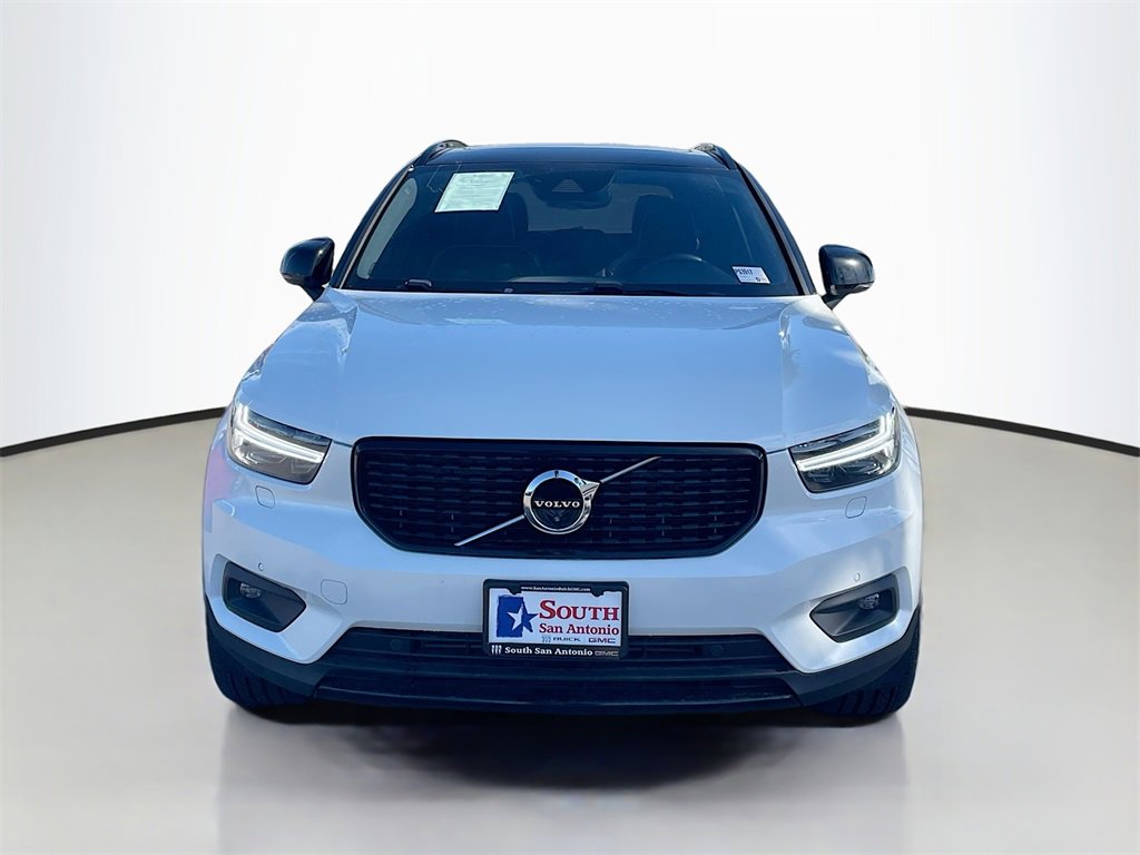 2021 Volvo XC40 R-Design photo 2