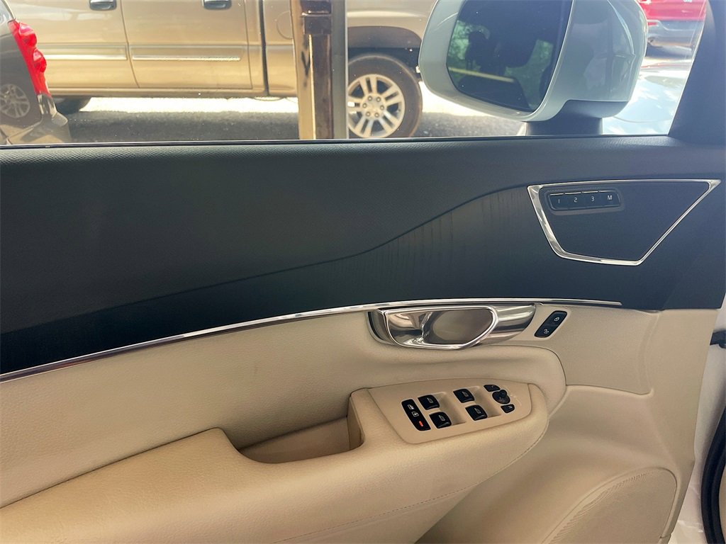 2020 Volvo XC90 Momentum photo 3