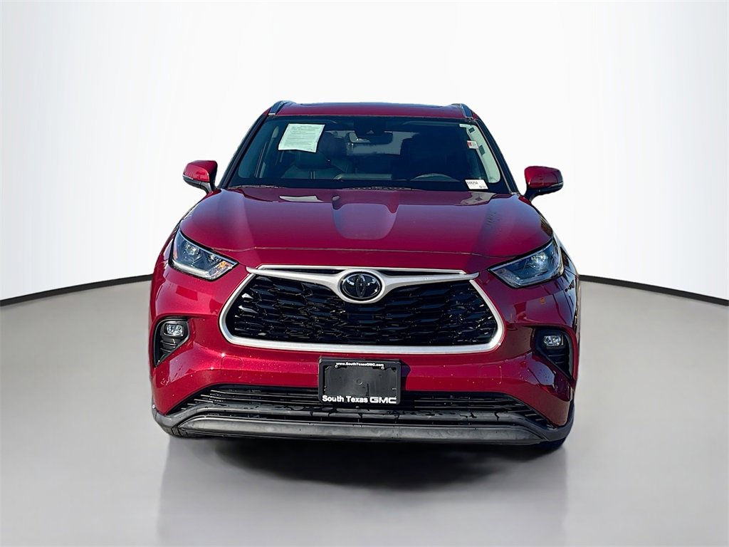 2021 Toyota Highlander XLE photo 2