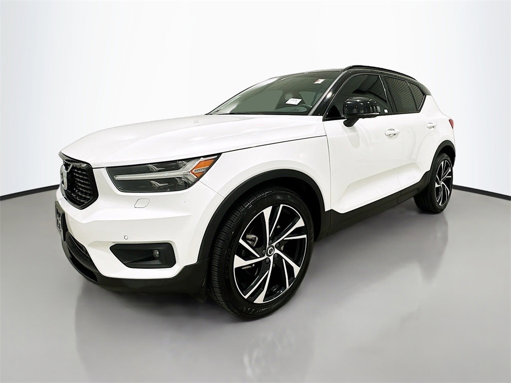 2021 Volvo XC40 R-Design photo 3