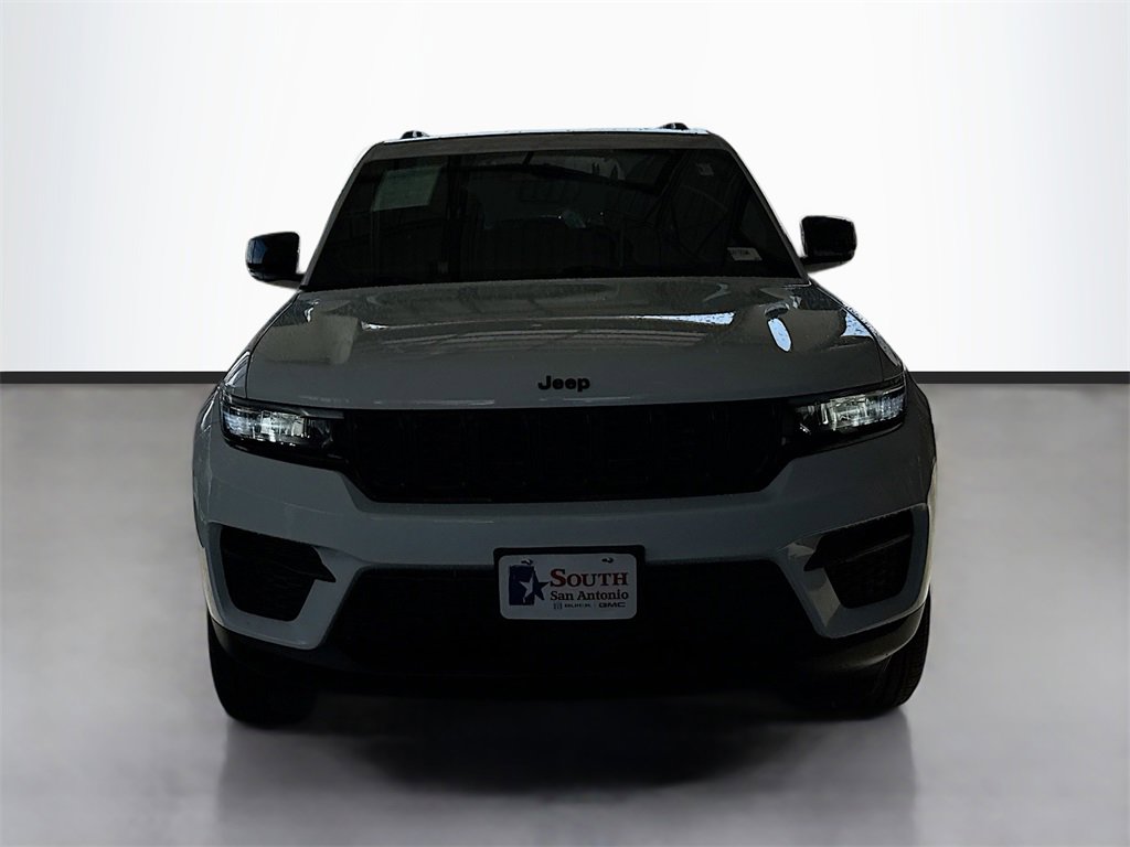 2024 Jeep Grand Cherokee Altitude photo 2