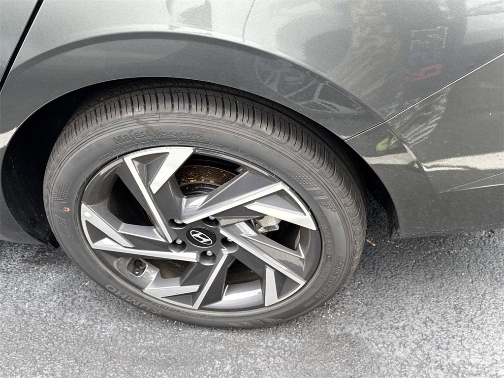 2025 Hyundai Elantra SEL Sport photo 3