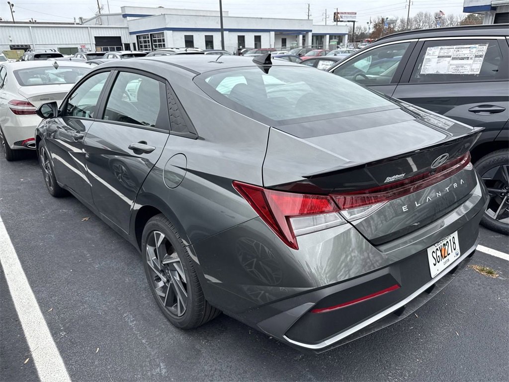 2025 Hyundai Elantra SEL Sport photo 2