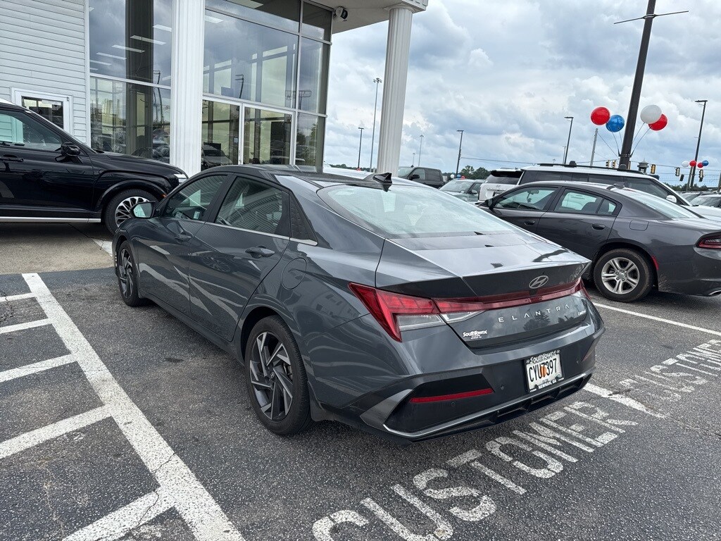 2024 Hyundai Elantra Limited photo 2