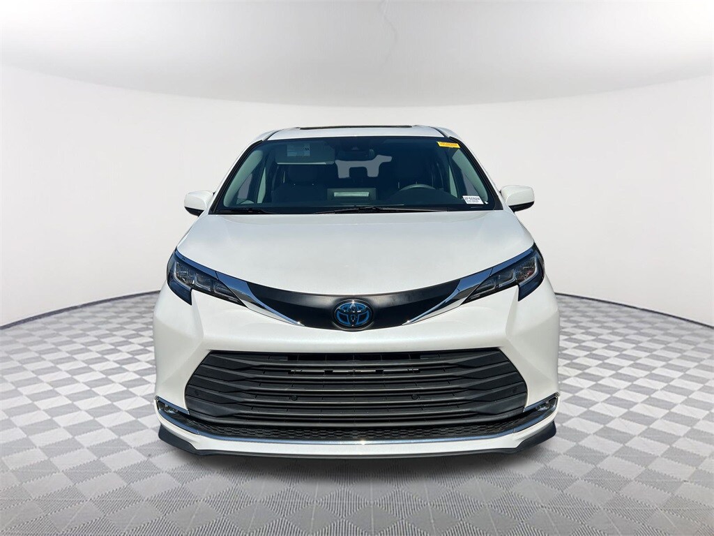 2022 Toyota Sienna XLE photo 2