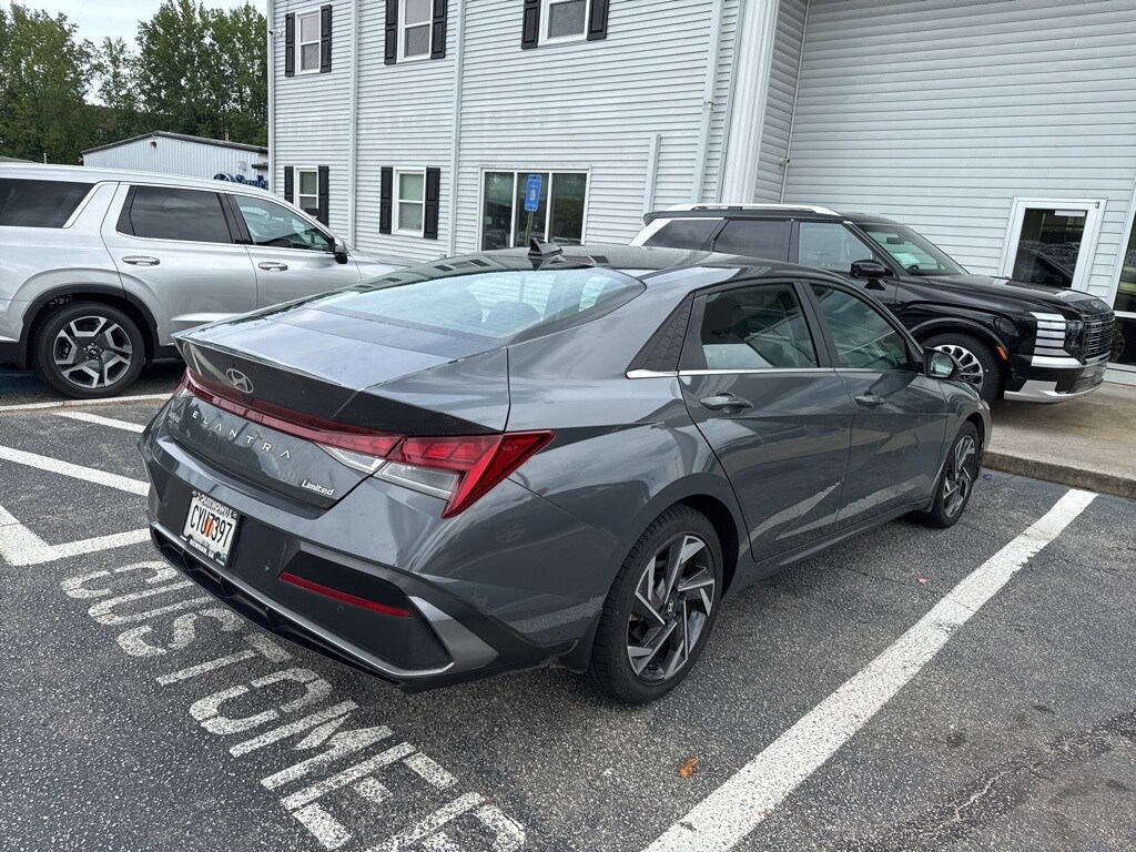 2024 Hyundai Elantra Limited photo 3