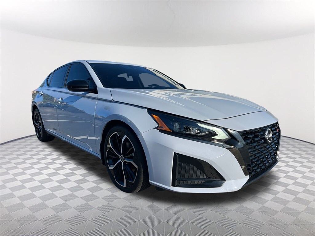 2023 Nissan Altima 2.5 SR photo 3