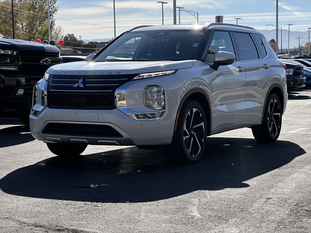 2024 Mitsubishi Outlander SEL photo 2