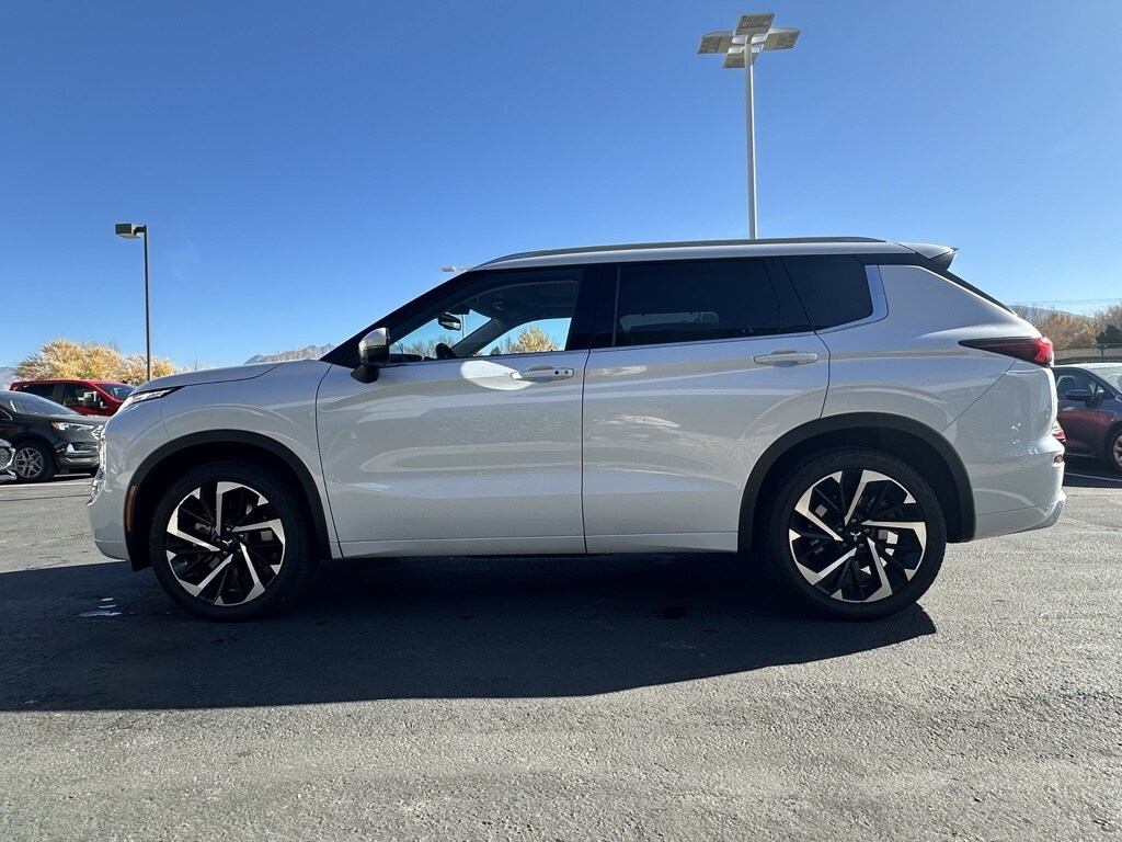 2024 Mitsubishi Outlander SEL photo 3